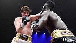 Боксер Сергей Ковалев победой нокаутом завершил свою профессиональную карьеру