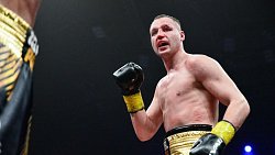 Боксер Сергей Ковалев победой нокаутом завершил свою профессиональную карьеру