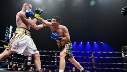 Боксер Сергей Ковалев победой нокаутом завершил свою профессиональную карьеру