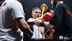 Боксер Сергей Ковалев победой нокаутом завершил свою профессиональную карьеру