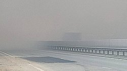 Трассу в Челябинской области затянуло дымом от природного пожара