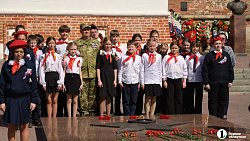 Школьники Смоленска заступили в почетный караул у Вечного огня