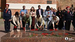 Челябинцы возложили цветы к Вечному огню в Смоленске