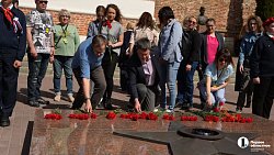 Челябинцы возложили цветы к Вечному огню в Смоленске