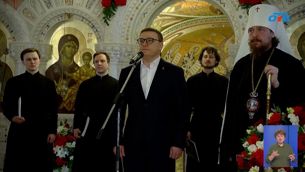 Алексей Текслер вместе с семьей посетил праздничное богослужение в храме Рождества Христова