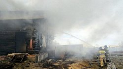 Под Челябинском 12 пожарных работают на тушении частного дома