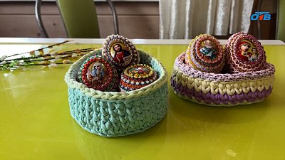 Мастерица сплела пасхальные яйца из бисера