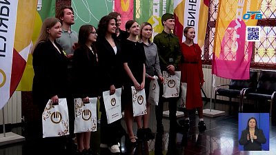 В челябинском банке зазвучала поэзия о войне