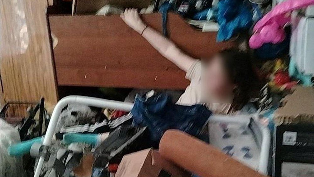 В Челябинской области мать пятерых детей спряталась от приставов в куче тряпья