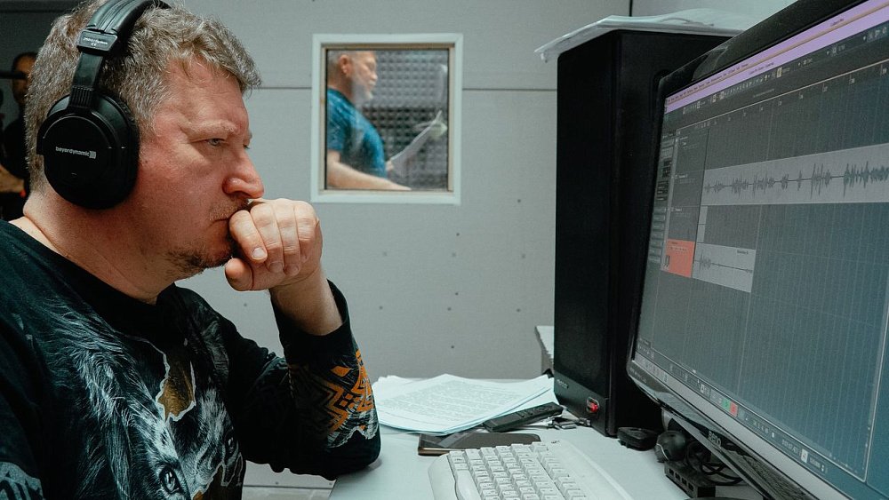 Актеры челябинского НХТ озвучили легенды Тракторостроя