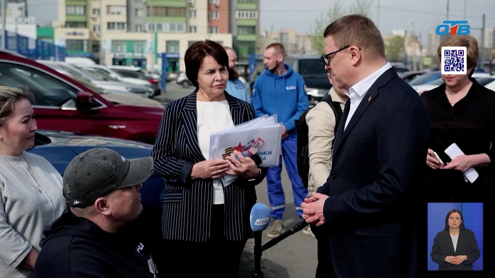 Губернатор вручает автомобили участникам СВО