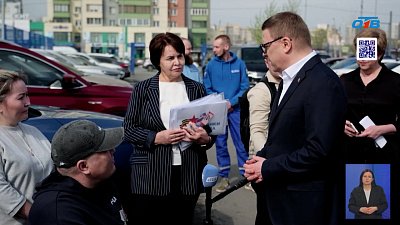 Губернатор вручает автомобили участникам СВО