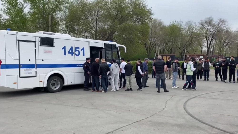 В Магнитогорске 18 мигрантов доставили в полицию после рейда на рынке