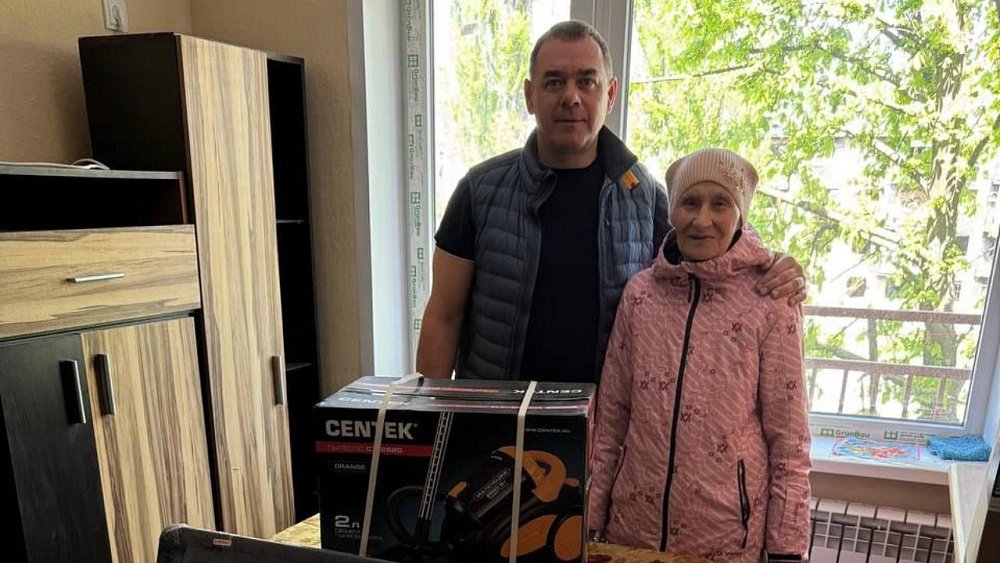 Бабушке, не покинувшей Авдеевку во время боев, передали подарки от челябинского губернатора