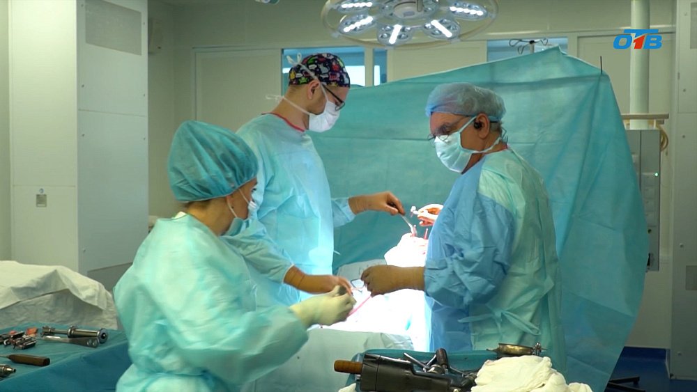 Челябинца с асептическим некрозом тазобедренных суставов прооперировали в ЧОКБ