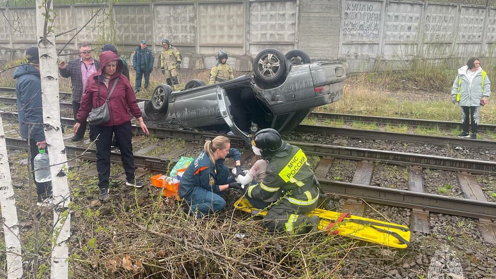 В Челябинске ВАЗ вылетел на трамвайные пути и перевернулся