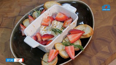 Камамбер, запеченный с медом и клубникой, в рубрике «Завтрак с шеф-поваром»