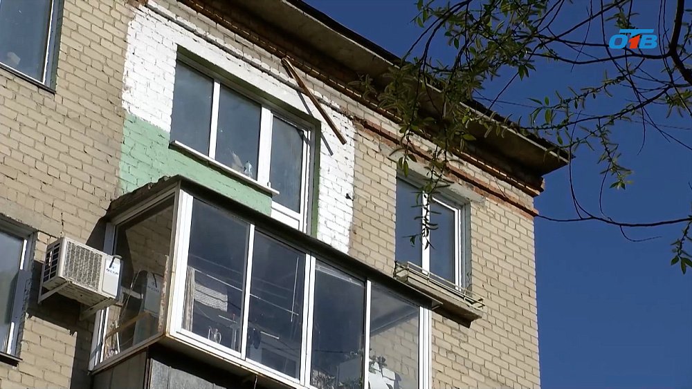 В одной из многоэтажек Челябинска балкон рухнул вместе с людьми