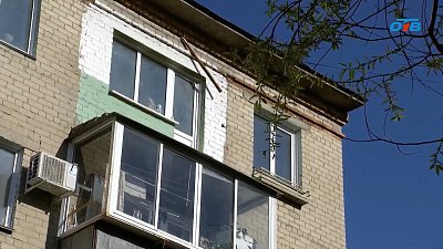 В одной из многоэтажек Челябинска балкон рухнул вместе с людьми