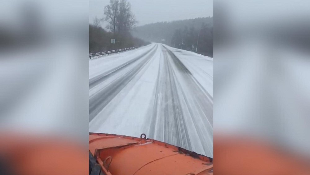 Почти 20 спецмашин расчищали трассы в горнозаводской зоне Челябинской области