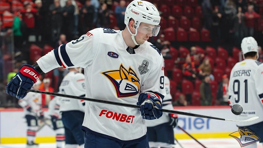 Хоккейный клуб «Металлург» продлил контракт с защитником Валерием Ореховым