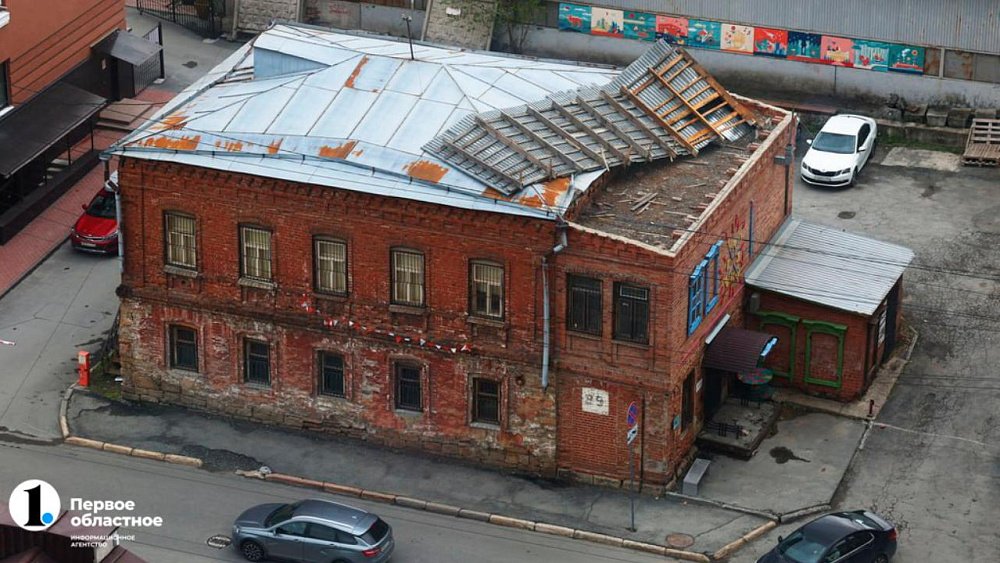 В Челябинске сильный ветер сорвал крышу со старинного здания