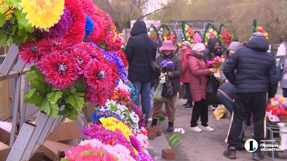 Сотни челябинцев устремились на кладбища в Радоницу