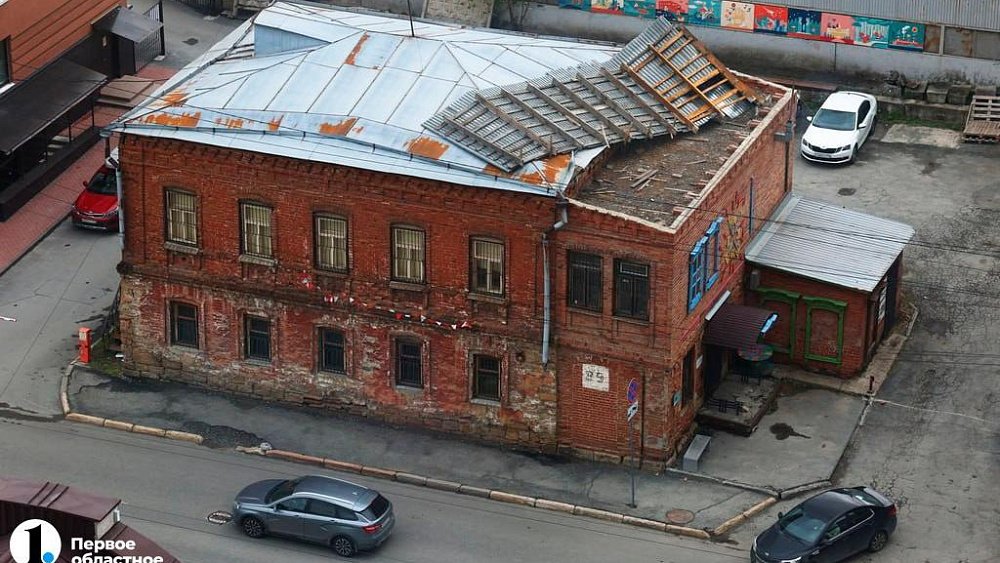 Сорванную крышу на особняке в центре Челябинска демонтируют 30 апреля