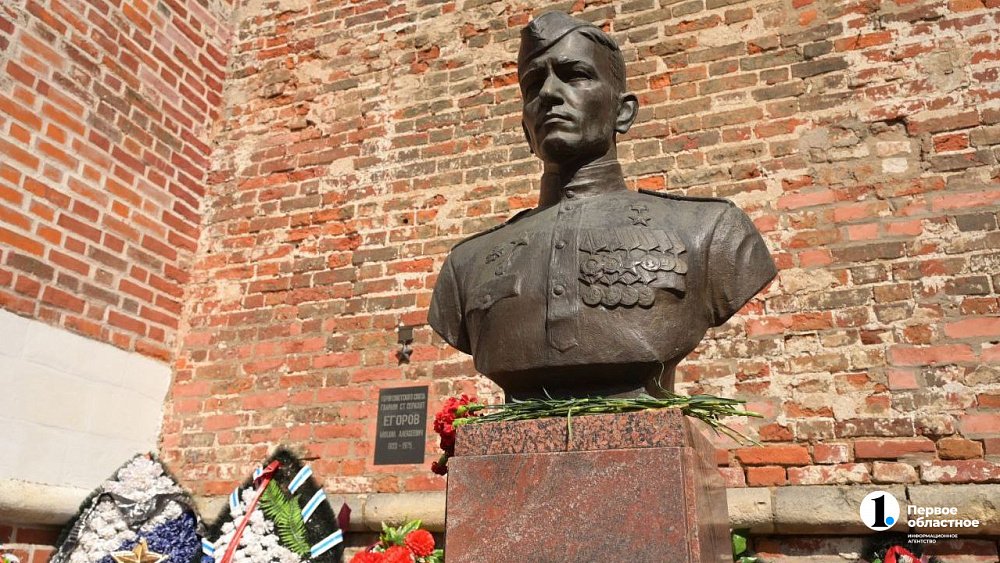 Челябинские журналисты посетили в Смоленске могилу знаменосца Победы