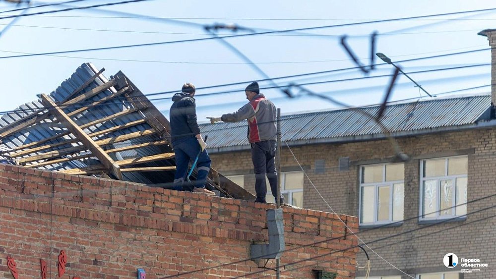 В Челябинске демонтируют сорванную со старинного здания кровлю