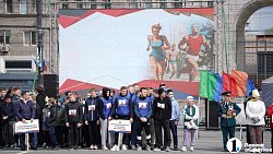 В Челябинске прошла церемония открытия легкоатлетической эстафеты