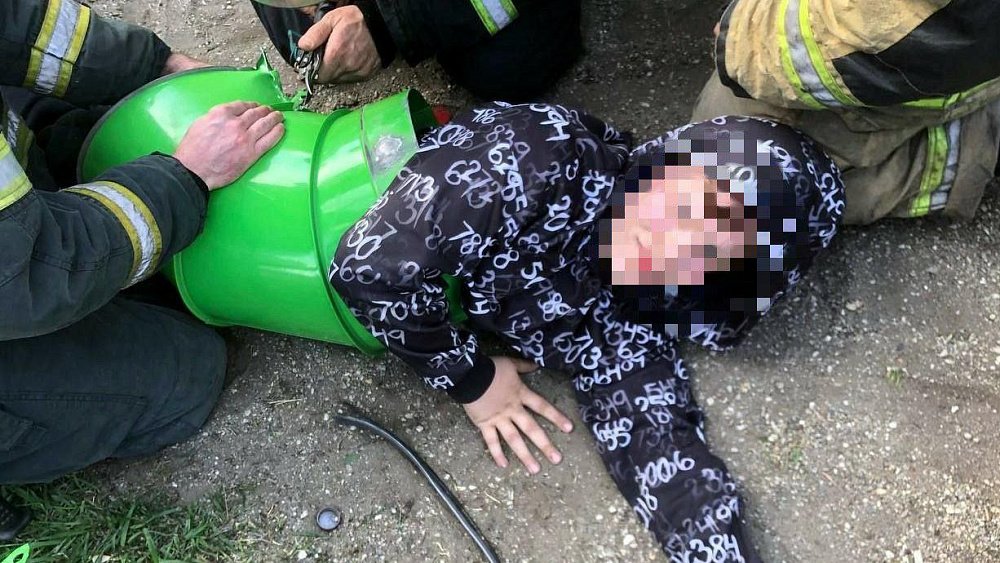 В Челябинске школьник застрял в трубе