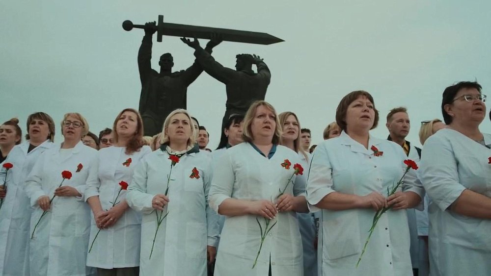 Хор из 300 медиков исполнил песню ко Дню Победы в Магнитогорске