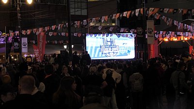 Челябинцы смотрят матчи ХК «Трактор» на главной пешеходной улице города