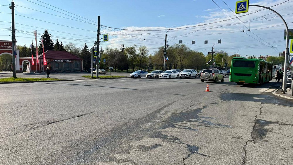 В Челябинске женщина и 17‑летняя девушка попали под колеса автобуса