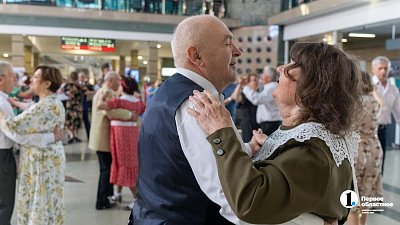 Челябинцы закружились в «Вальсе Победы» на вокзале