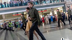 Челябинцы закружились в «Вальсе Победы» на вокзале