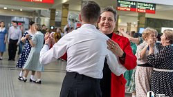 Челябинцы закружились в «Вальсе Победы» на вокзале