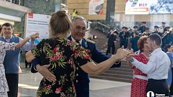 Челябинцы закружились в «Вальсе Победы» на вокзале