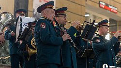 Челябинцы закружились в «Вальсе Победы» на вокзале