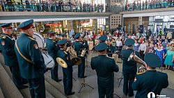 Челябинцы закружились в «Вальсе Победы» на вокзале