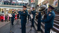 Челябинцы закружились в «Вальсе Победы» на вокзале