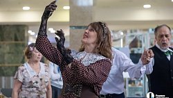 Челябинцы закружились в «Вальсе Победы» на вокзале