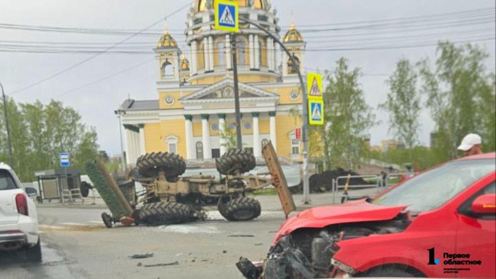 Трактор перевернулся после столкновения с легковушкой в Челябинске