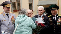 Оркестр МВД сыграл военные песни во дворе ветерана в Челябинске