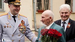 Оркестр МВД сыграл военные песни во дворе ветерана в Челябинске