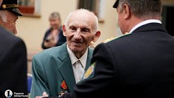 Оркестр МВД сыграл военные песни во дворе ветерана в Челябинске