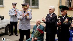 Оркестр МВД сыграл военные песни во дворе ветерана в Челябинске