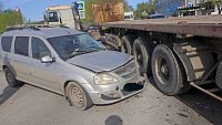 В Челябинске водитель Lada Largus получил травмы в ДТП с грузовиком