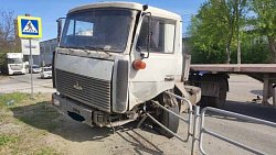 В Челябинске водитель Lada Largus получил травмы в ДТП с грузовиком